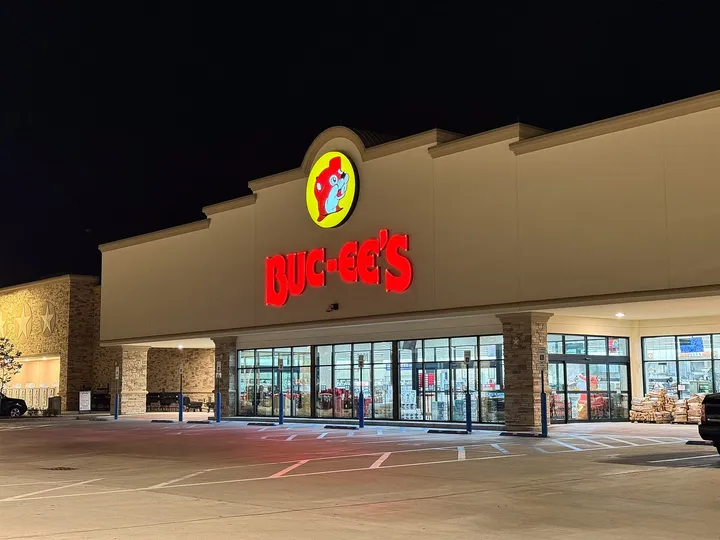 The Buc-ee's travel centre and its fuel canopy beside Interstate 25